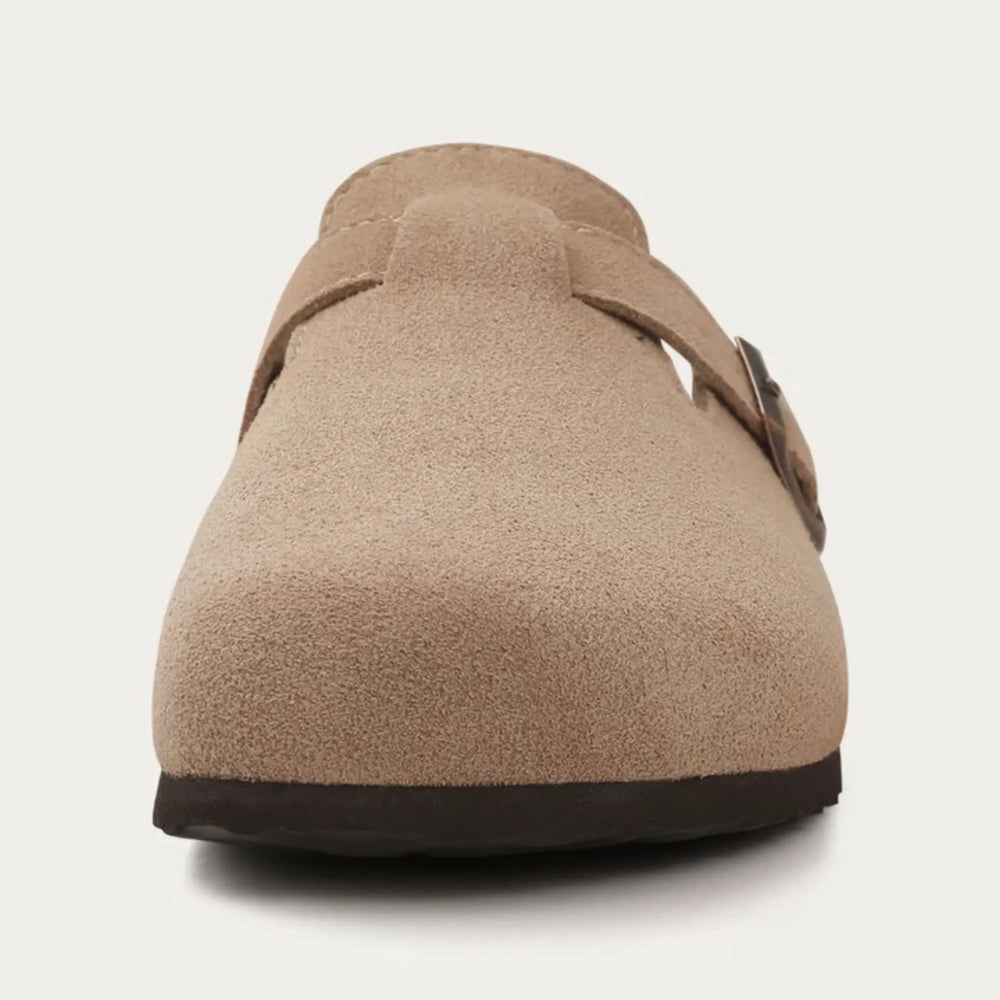 "Mocassins hommes confortables en cuir avec design épuré, semelle robuste et finition soignée en style intemporel."