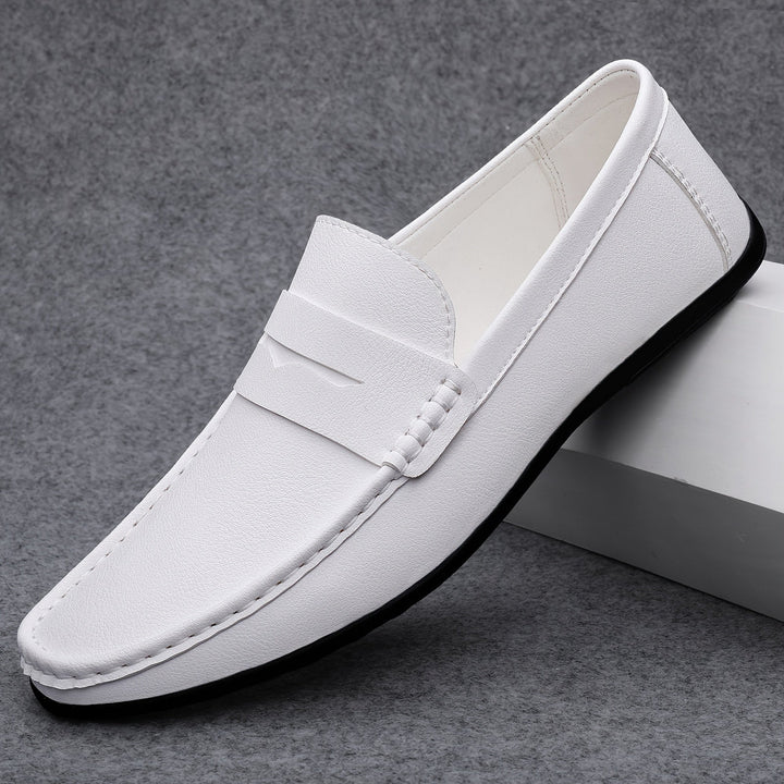 "Mocassins hommes élégants, semelle douce, design enfiler, look raffiné, usage quotidien, chaussures confortables."
