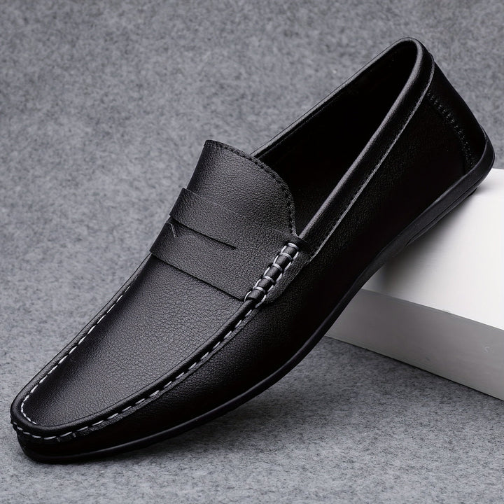 "Mocassins hommes élégants, semelle douce, design enfiler, look raffiné, usage quotidien, chaussures confortables."
