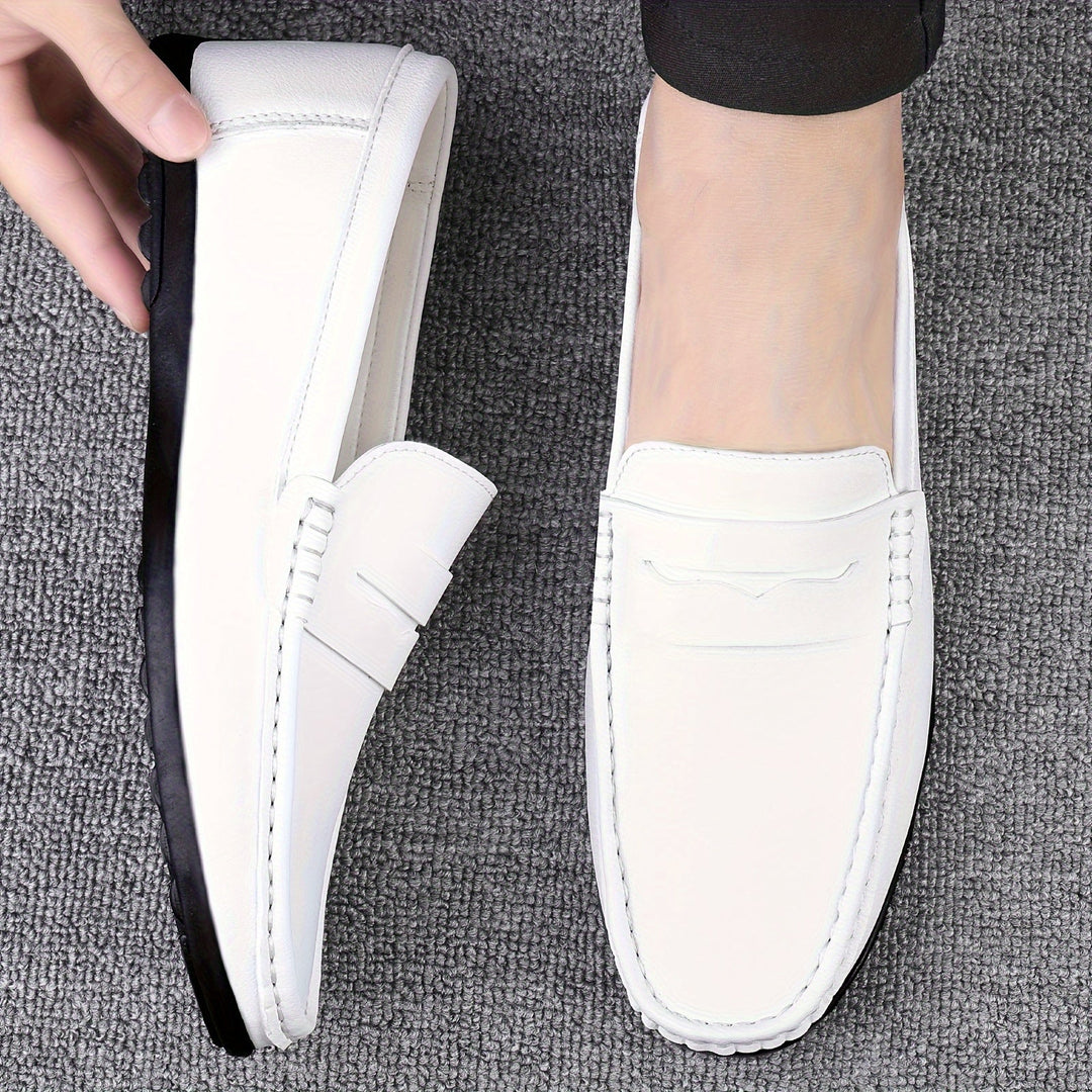 "Mocassins hommes élégants, semelle douce, design enfiler, look raffiné, usage quotidien, chaussures confortables."