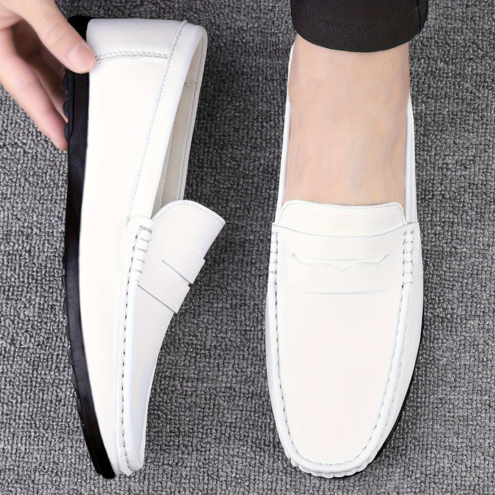 "Mocassins hommes élégants, semelle douce, design enfiler, look raffiné, usage quotidien, chaussures confortables."