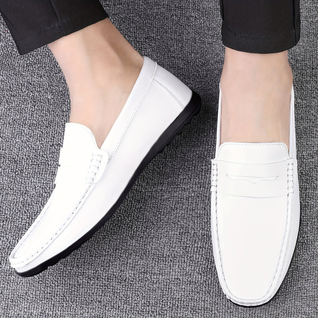 "Mocassins hommes élégants, semelle douce, design enfiler, look raffiné, usage quotidien, chaussures confortables."