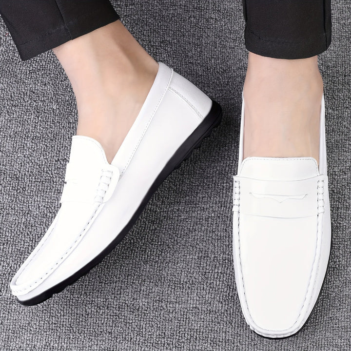 "Mocassins hommes élégants, semelle douce, design enfiler, look raffiné, usage quotidien, chaussures confortables."