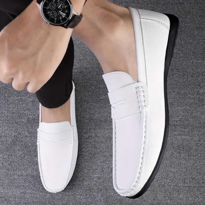"Mocassins hommes élégants, semelle douce, design enfiler, look raffiné, usage quotidien, chaussures confortables."