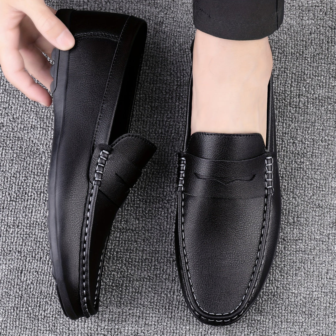 "Mocassins hommes élégants, semelle douce, design enfiler, look raffiné, usage quotidien, chaussures confortables."