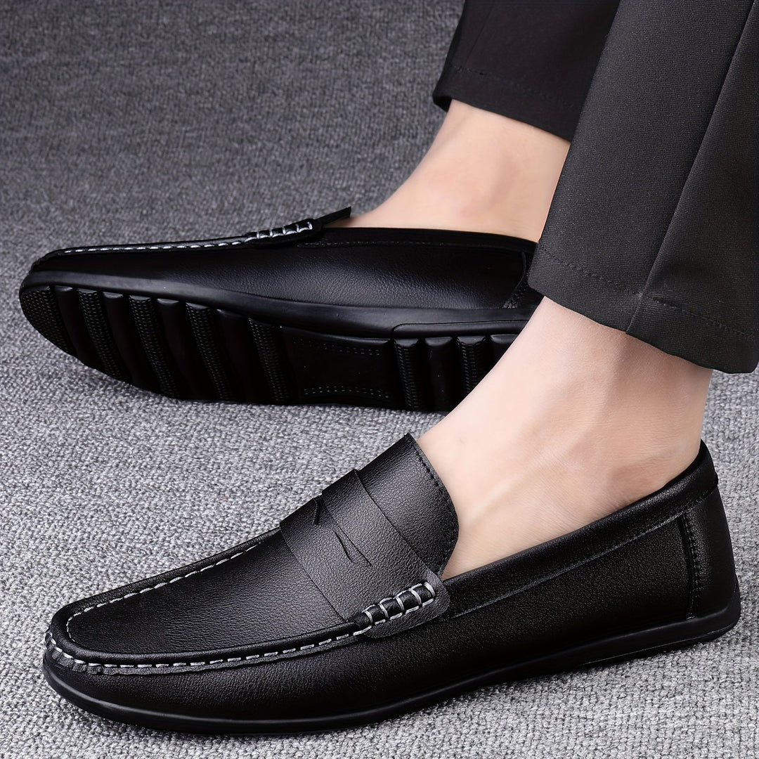 "Mocassins hommes élégants, semelle douce, design enfiler, look raffiné, usage quotidien, chaussures confortables."