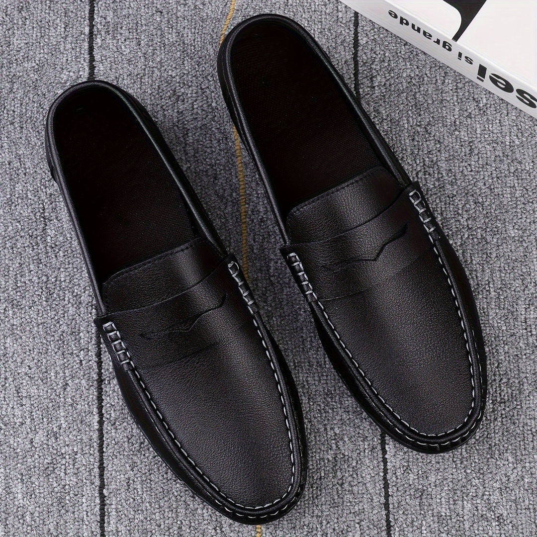 "Mocassins hommes élégants, semelle douce, design enfiler, look raffiné, usage quotidien, chaussures confortables."