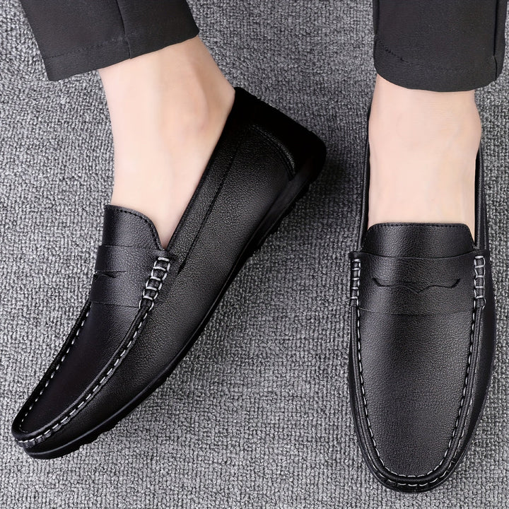 "Mocassins hommes élégants, semelle douce, design enfiler, look raffiné, usage quotidien, chaussures confortables."