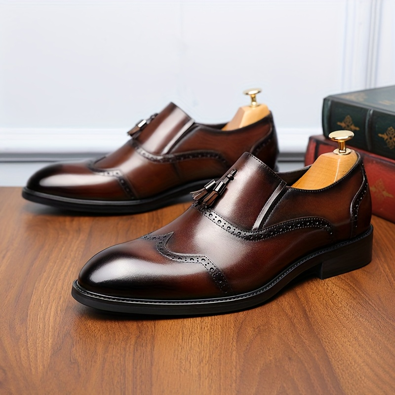 Mocassins pour hommes de style classique, avec glands, parfaits pour les tenues d'affaires et occasions formelles élégantes.