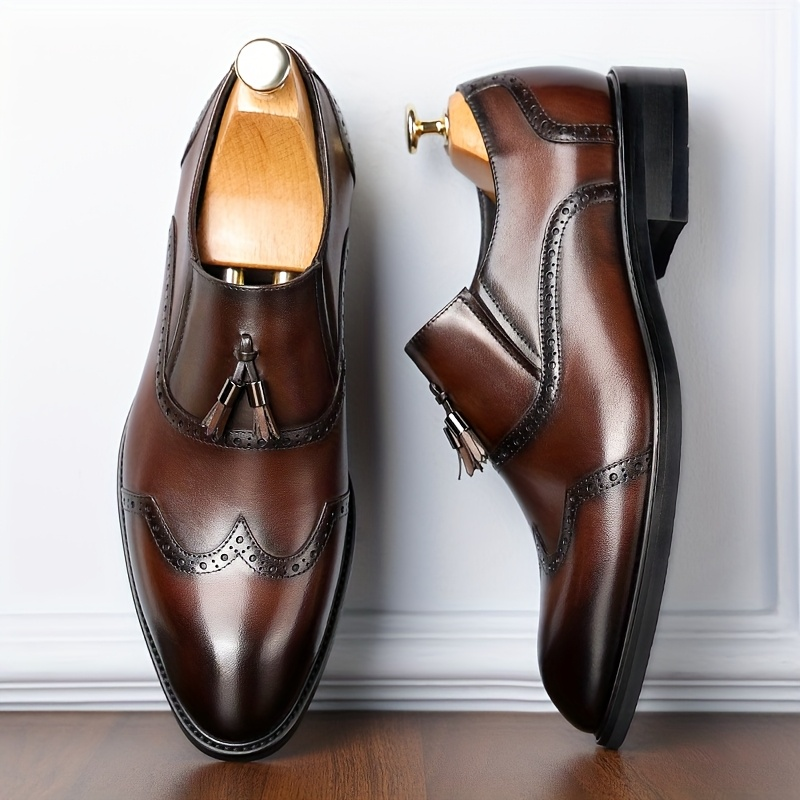 Paire de mocassins noirs à glands pour hommes, des chaussures élégantes et confortables, adaptées aux tenues habillées et formelles.