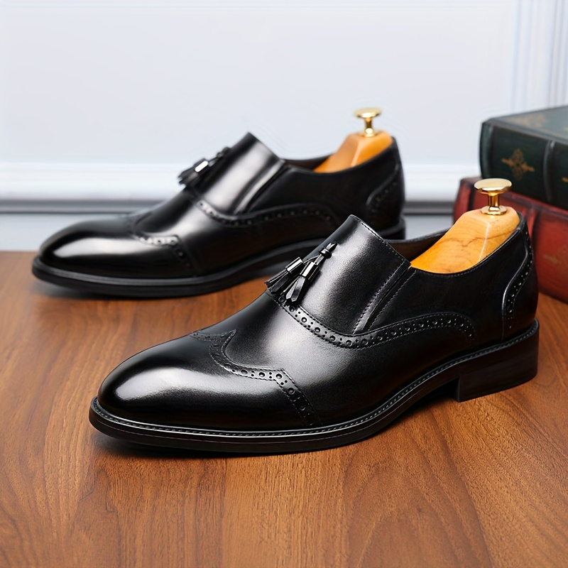 Chaussures mocassins élégantes pour hommes, avec glands distinctifs, idéales pour des looks formels, affaires ou soirées chics.