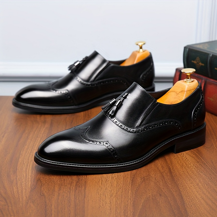 Chaussures mocassins élégantes pour hommes, avec glands distinctifs, idéales pour des looks formels, affaires ou soirées chics.