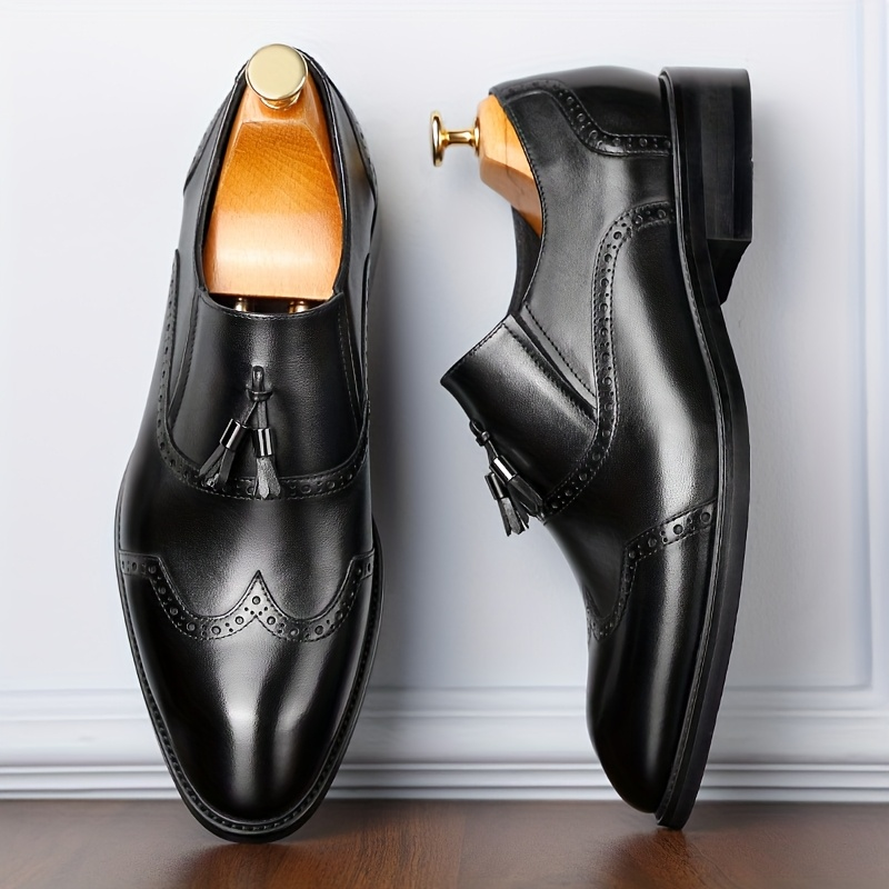 Mocassins classiques et intemporels pour hommes, avec glands, ajoutant une touche sophistiquée à toute tenue formelle ou habillée.