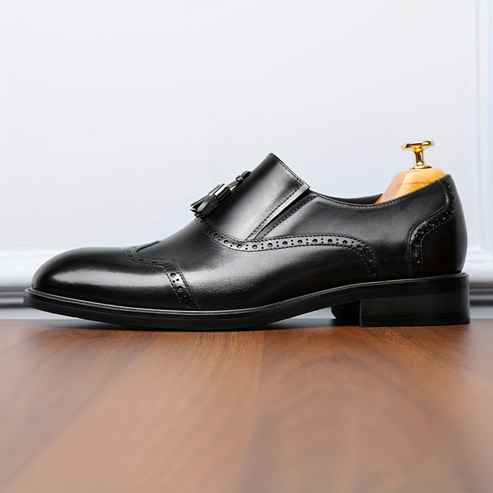 Détail de mocassins hommes à glands, soulignant le style élégant et la qualité de ces chaussures formelles classiques et confortables.
