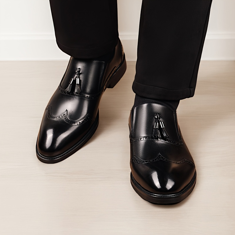 Mocassins hommes élégants et confortables à glands, chaussures formelles parfaites pour compléter un look habillé de soirée ou d'affaires.
