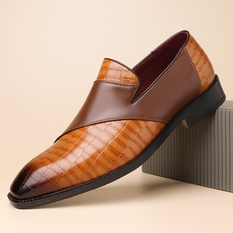 Mocassins noirs hommes, texture gaufrée raffinée, sans lacets, alliant style et confort.