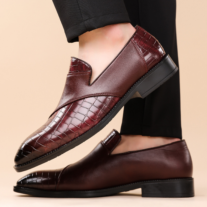 Détail texture gaufrée sur mocassins noirs élégants hommes, confort optimal et style moderne.