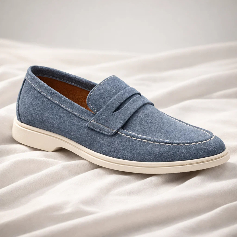 Paire de mocassins confortables pour hommes, design épuré, chaussures plates pour un style quotidien raffiné.