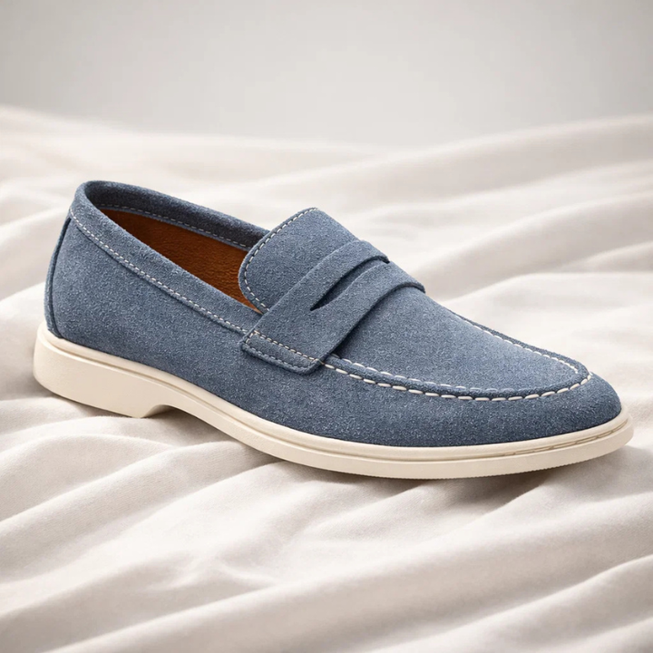 Paire de mocassins confortables pour hommes, design épuré, chaussures plates pour un style quotidien raffiné.