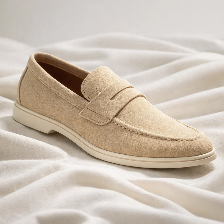 Mocassins hommes à enfiler en daim beige, élégance et confort garantis pour une tenue décontractée chic.