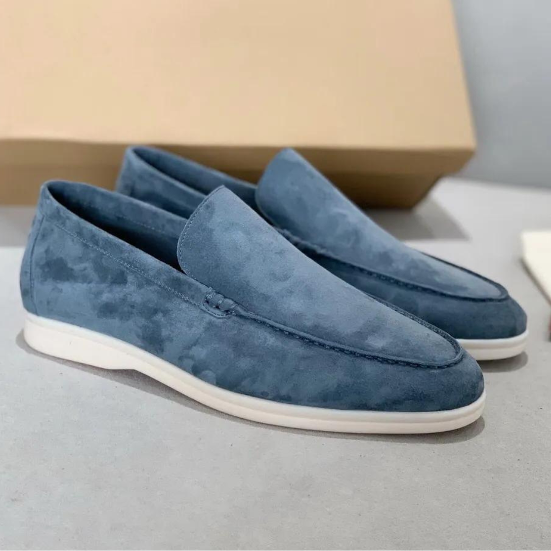 Détail texture cuir de mocassins hommes, finition premium, confort et style polyvalent.