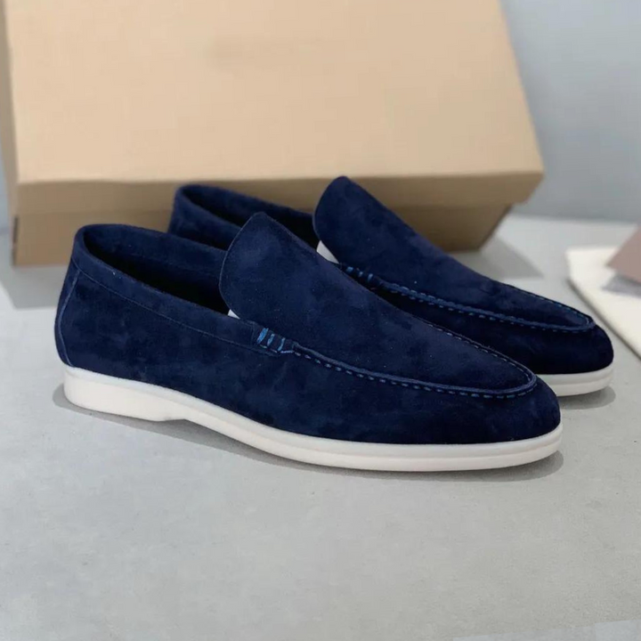 Homme portant des mocassins chics en cuir, chaussures confortables pour toute saison, look élégant.