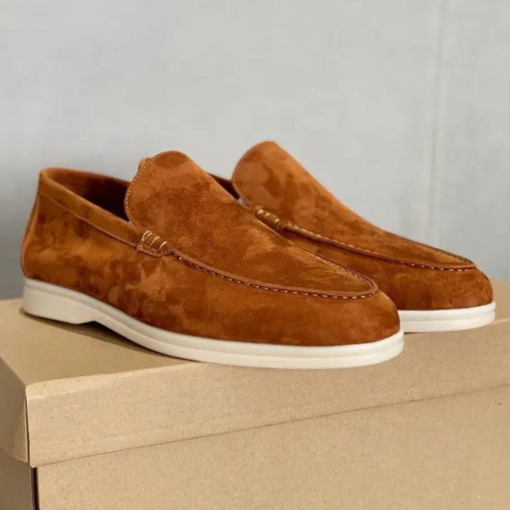 Paire de mocassins en cuir pour hommes, design épuré, style polyvalent, élégance décontractée.