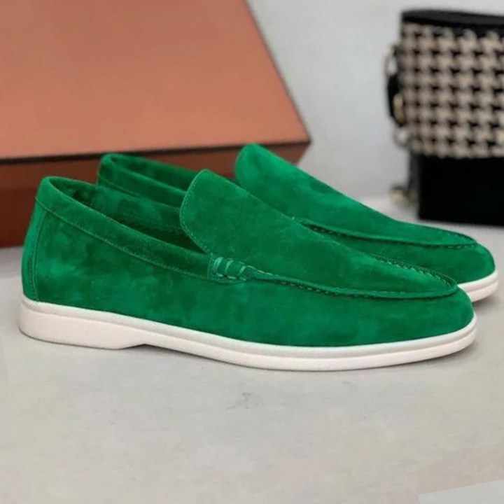 Profil élégant de mocassins hommes en cuir, design intemporel, chaussures confortables et tendance.