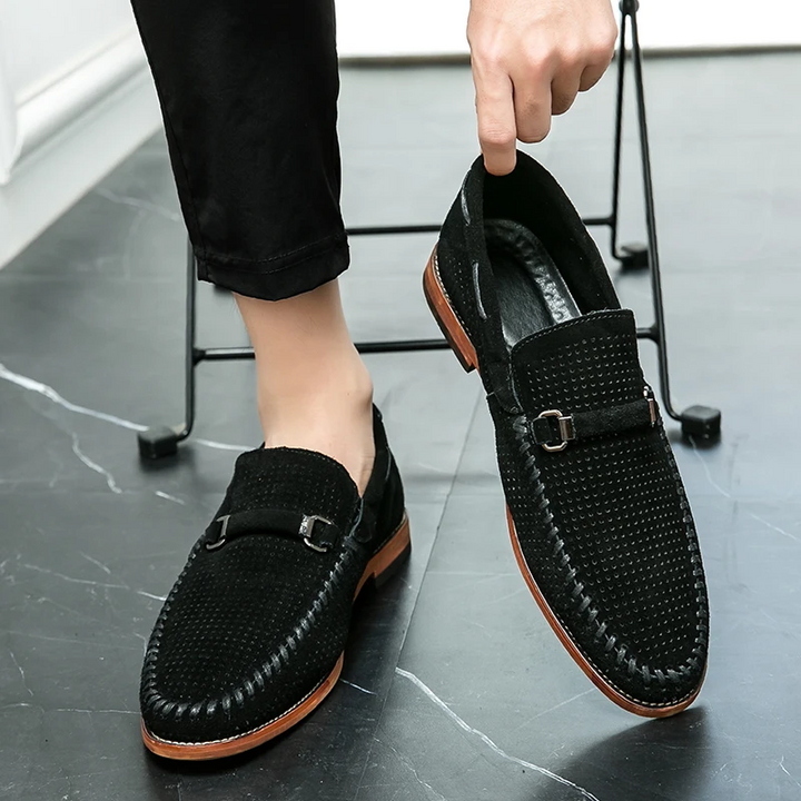 Mocassins élégants vue dessus, surpiqûres fines, cuir de qualité, touche chic pour hommes, style business.