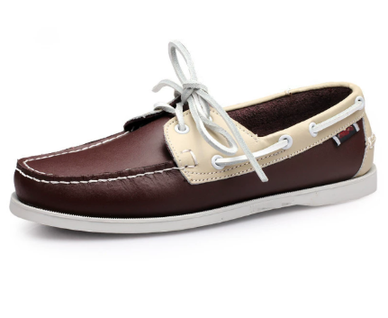 "Mocassins loafers rétro pour hommes, élégance intemporelle et confort moderne, design sobre et vintage chic."