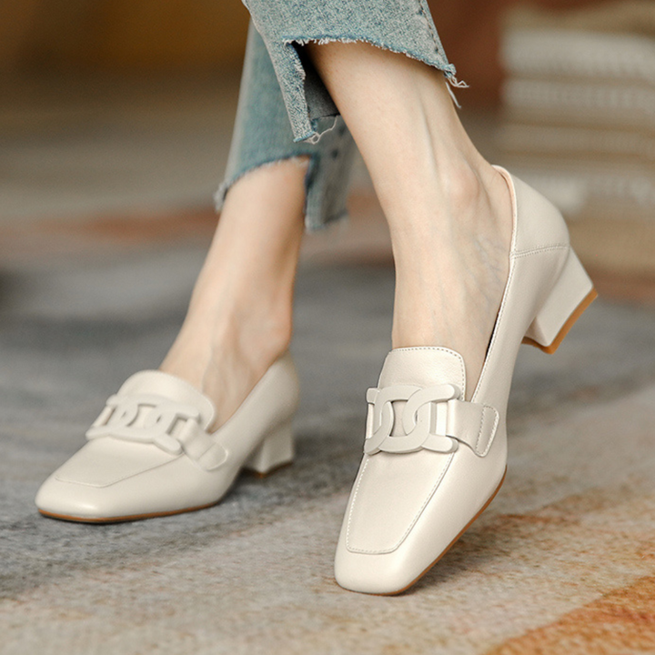 Mocassins Mary Jane femme noirs classiques, talon stable. Confort et élégance pour le travail et le quotidien.