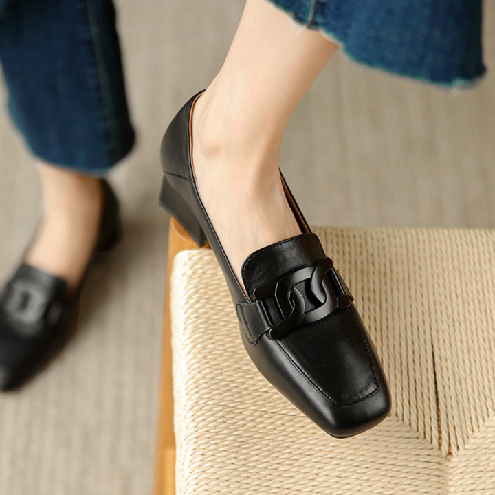 Design classique: Mocassins femme Mary Jane avec talon stable et bride. Confort et élégance assurés.