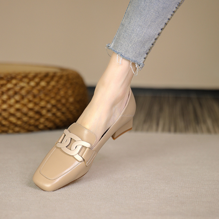 Élégantes Mary Jane femme à talon stable. Parfaits pour le travail ou une tenue classique intemporelle.
