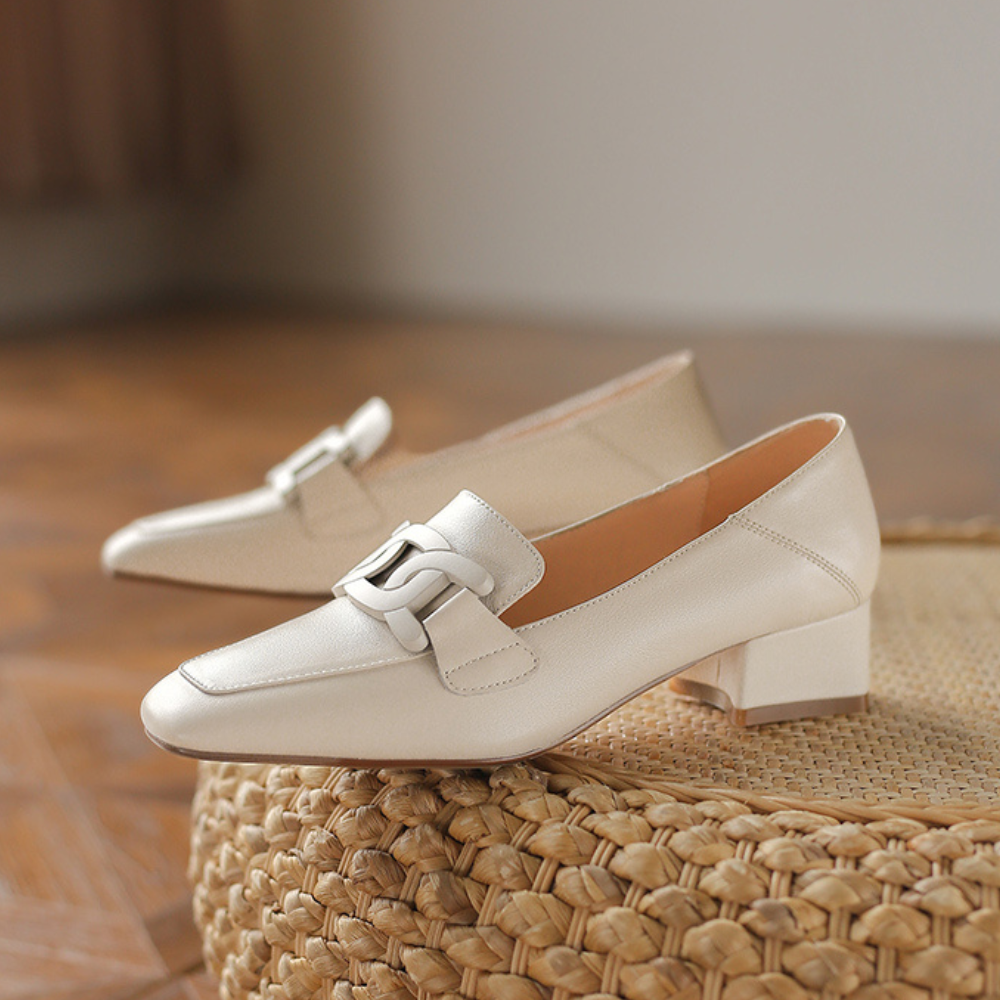 Chaussures Mary Jane femme en cuir chic, talon stable. Idéales pour le bureau, le printemps et l'automne.