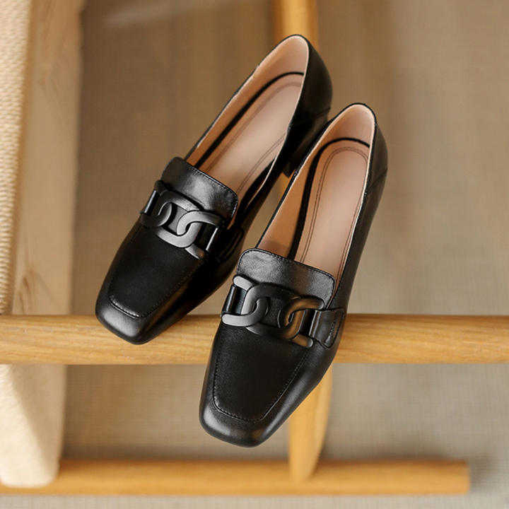 Élégantes chaussures femme Mary Jane noires, talon bloc stable. Parfaites pour un style classique et pro.