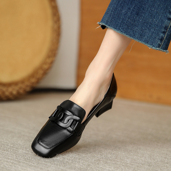 Mocassins Mary Jane femme en cuir souple, talon stable. Offrent confort et style pour l'automne.