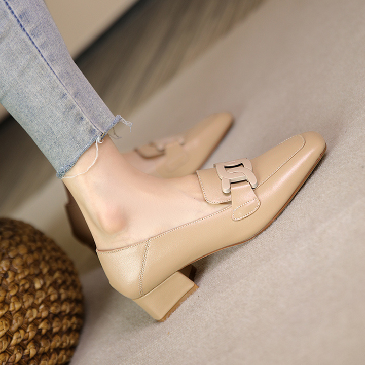 Chaussures Mary Jane femme élégantes, talon stable. Look professionnel ou décontracté avec aisance.
