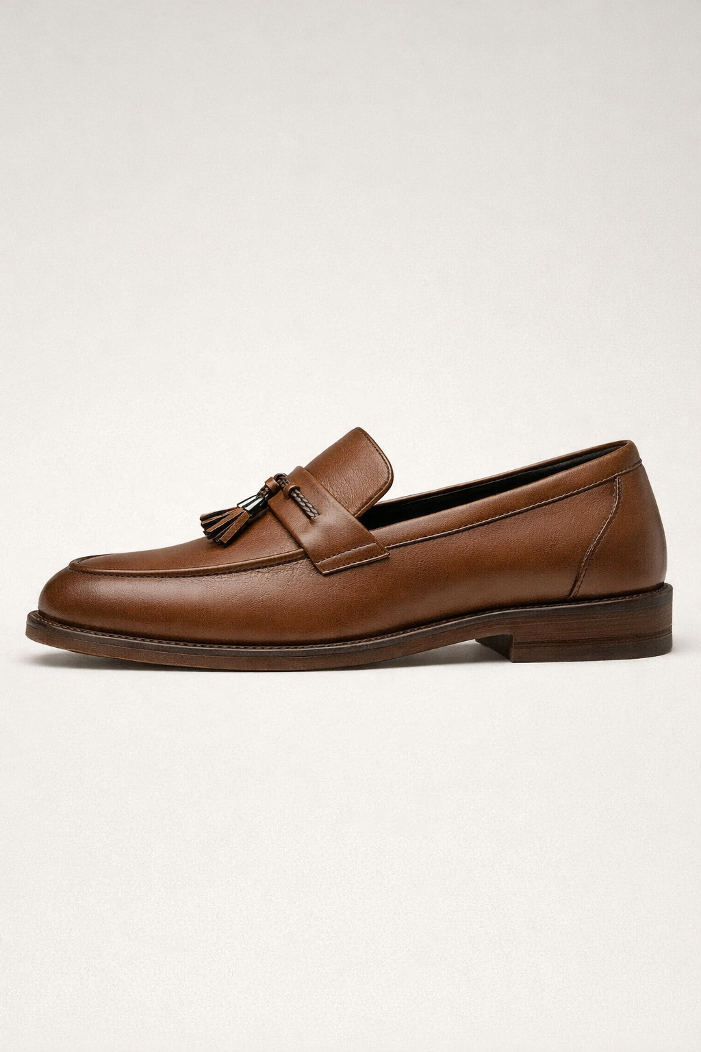 Mocassins noirs habillés pour hommes avec glands, style classique intemporel pour look élégant et formel.