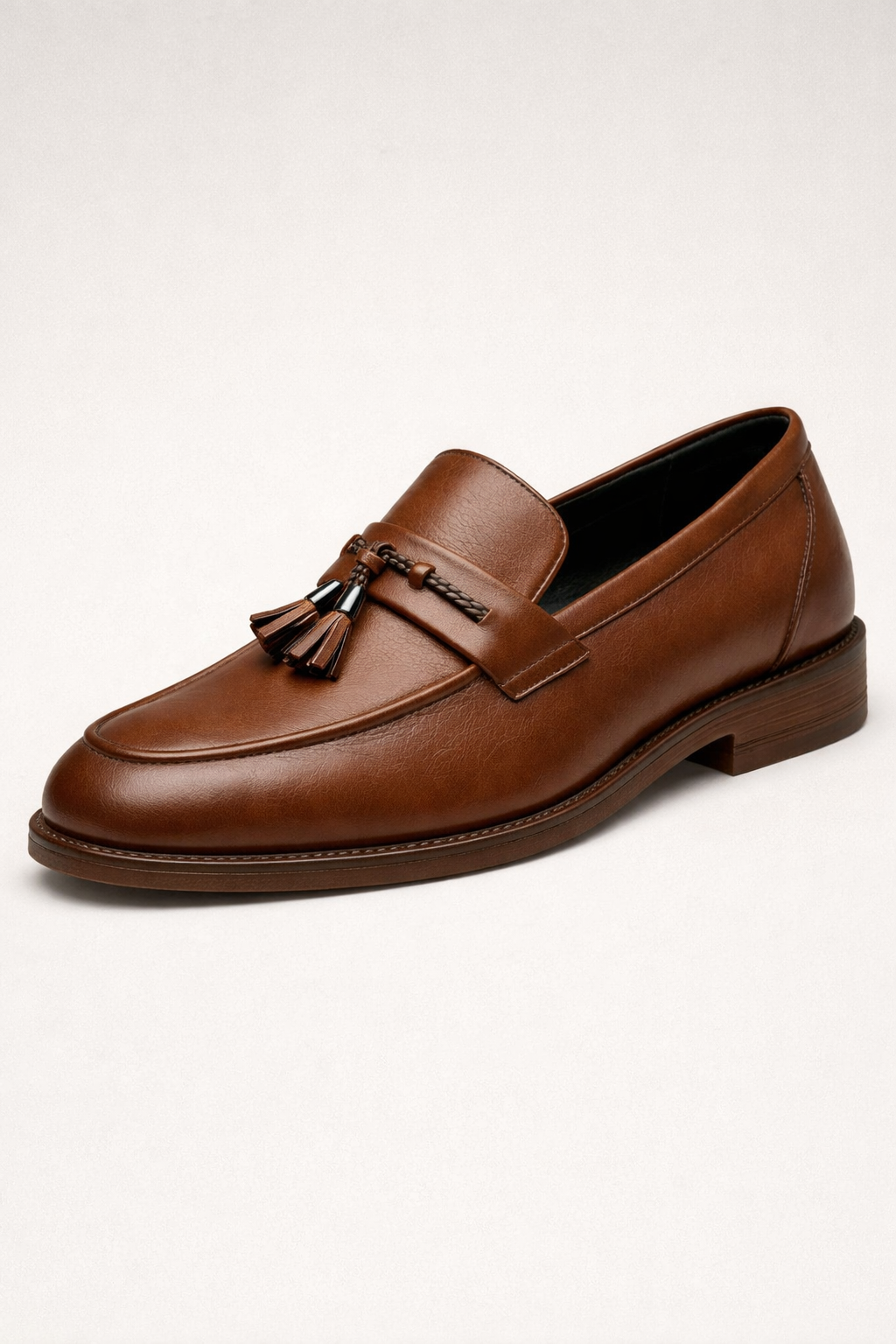 Chaussures mocassins hommes élégants avec glands, parfaits pour un style décontracté chic ou habillé, confortables.