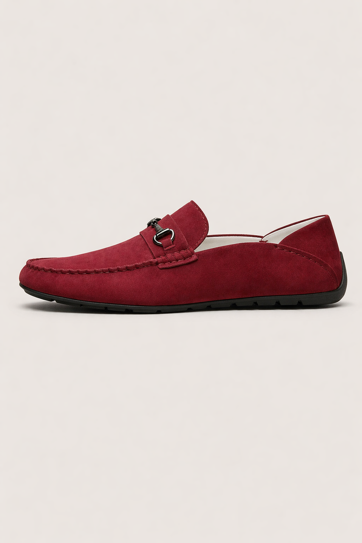 Mocassins noirs élégants à enfiler pour hommes avec détails métalliques argentés. Chaussures confortables et stylées.