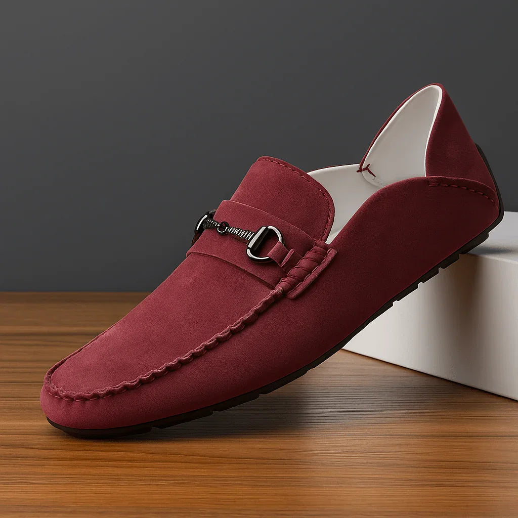 Vue rapprochée de mocassins hommes à enfiler, avec ornements métalliques brillants. Design moderne et élégant.