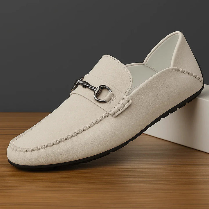 Mocassins marron à enfiler pour hommes, détails métalliques discrets. Idéal pour un style élégant et décontracté.