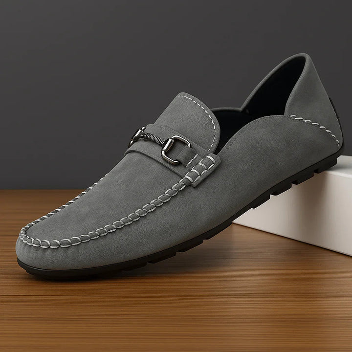 Paire de mocassins hommes confortables, à enfiler, avec un design élégant et des touches métalliques. Parfaits pour le bureau.