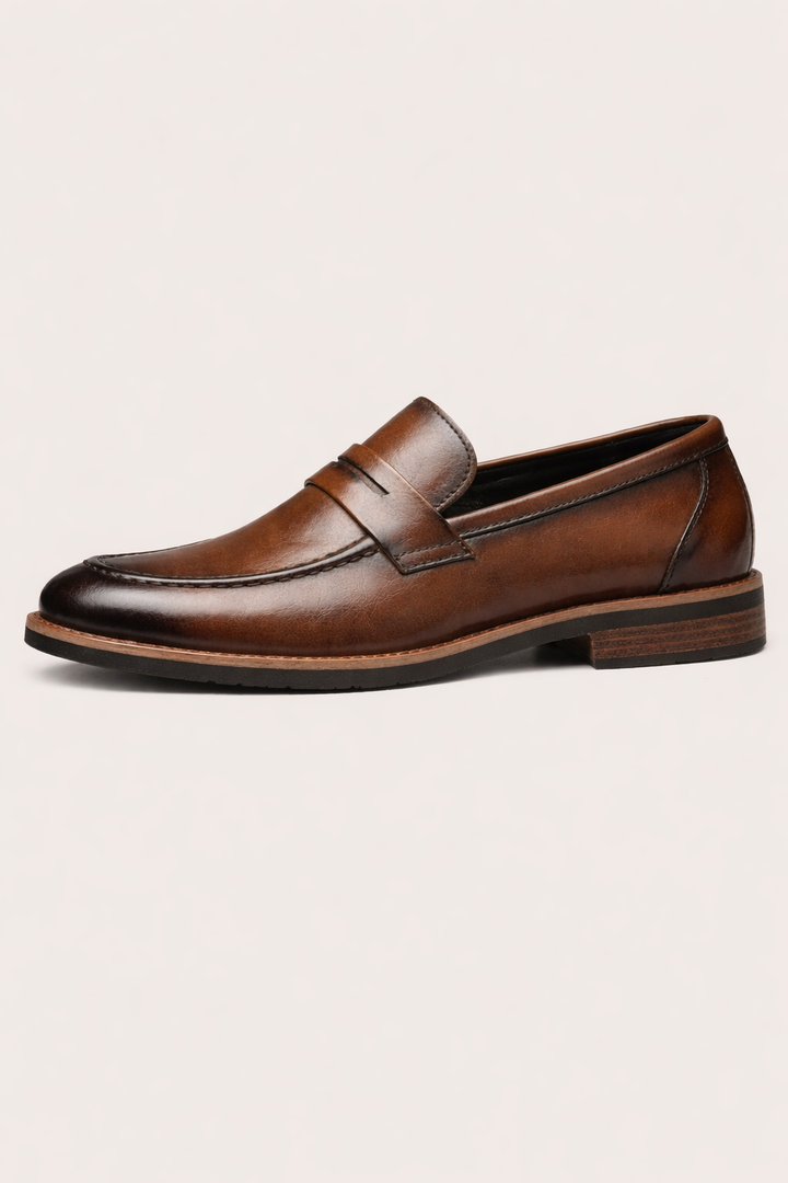 Mocassins noirs élégants pour hommes, parfaits pour le bureau et les occasions formelles.
