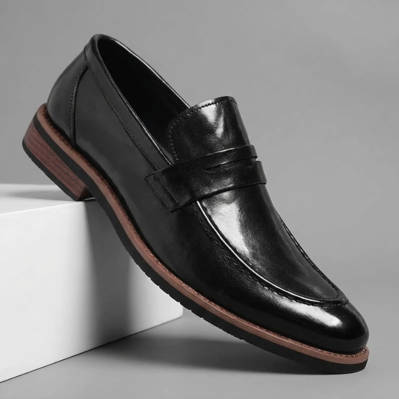 Paire de mocassins classiques pour hommes, polyvalents pour le bureau ou les événements d'affaires.