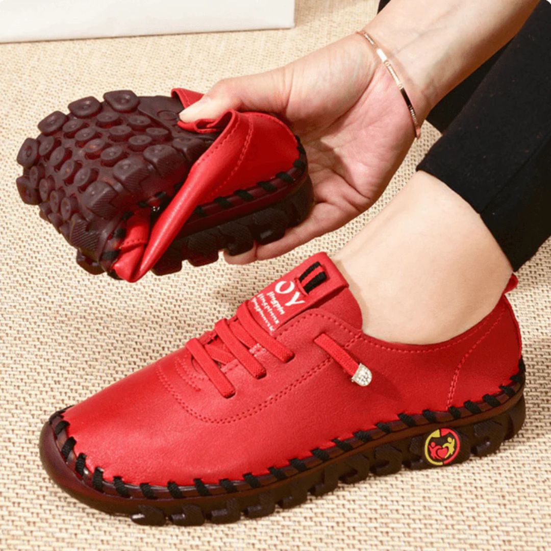 Mocassins orthopédiques UltraConfort pour femme, style épuré, confort optimal, design intemporel en noir et marron.