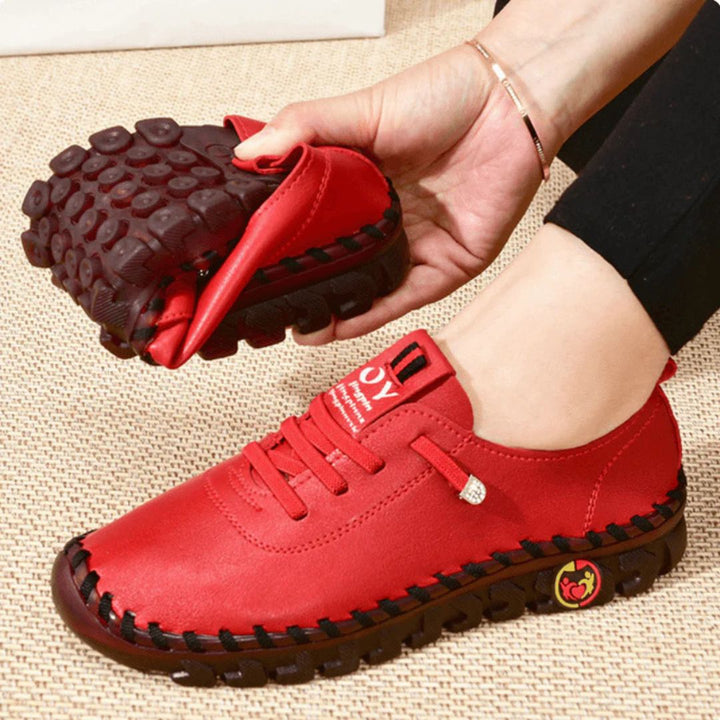 Mocassins orthopédiques UltraConfort pour femme, style épuré, confort optimal, design intemporel en noir et marron.