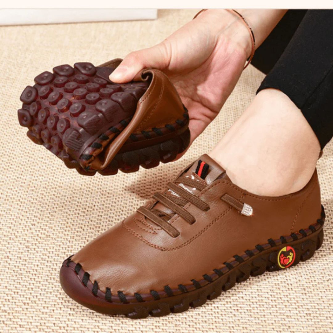 Mocassins orthopédiques UltraConfort pour femme, style épuré, confort optimal, design intemporel en noir et marron.