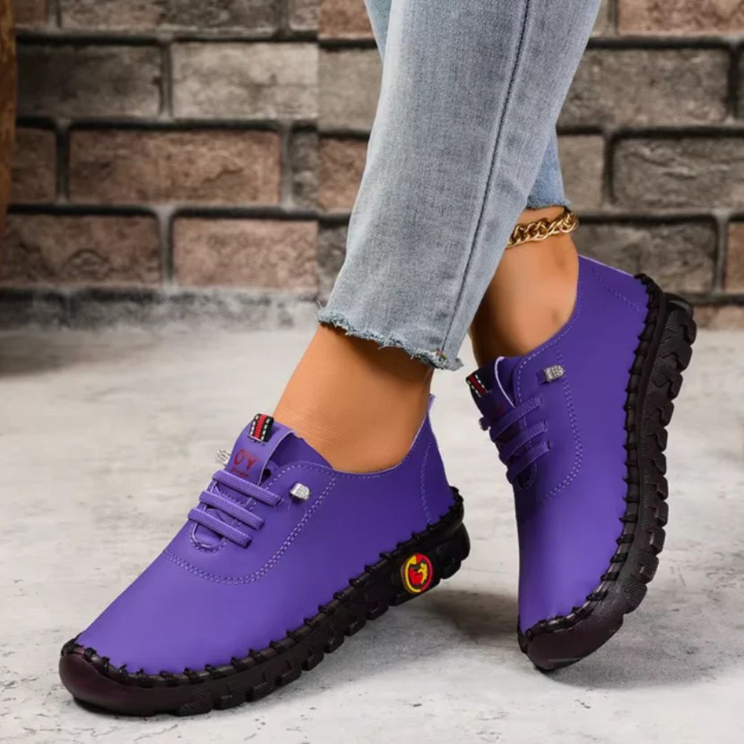 Mocassins orthopédiques UltraConfort pour femme, style épuré, confort optimal, design intemporel en noir et marron.
