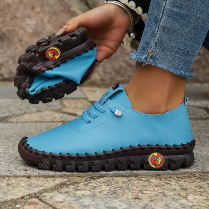 Mocassins orthopédiques UltraConfort pour femme, style épuré, confort optimal, design intemporel en noir et marron.
